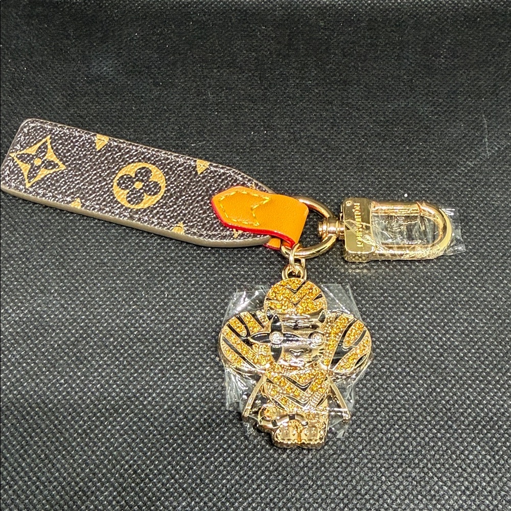 ❌ SOLD ❌ ✅ PRICE IS FIRM ✅ FASHION Brown Keychain with Gold and Orange Charm